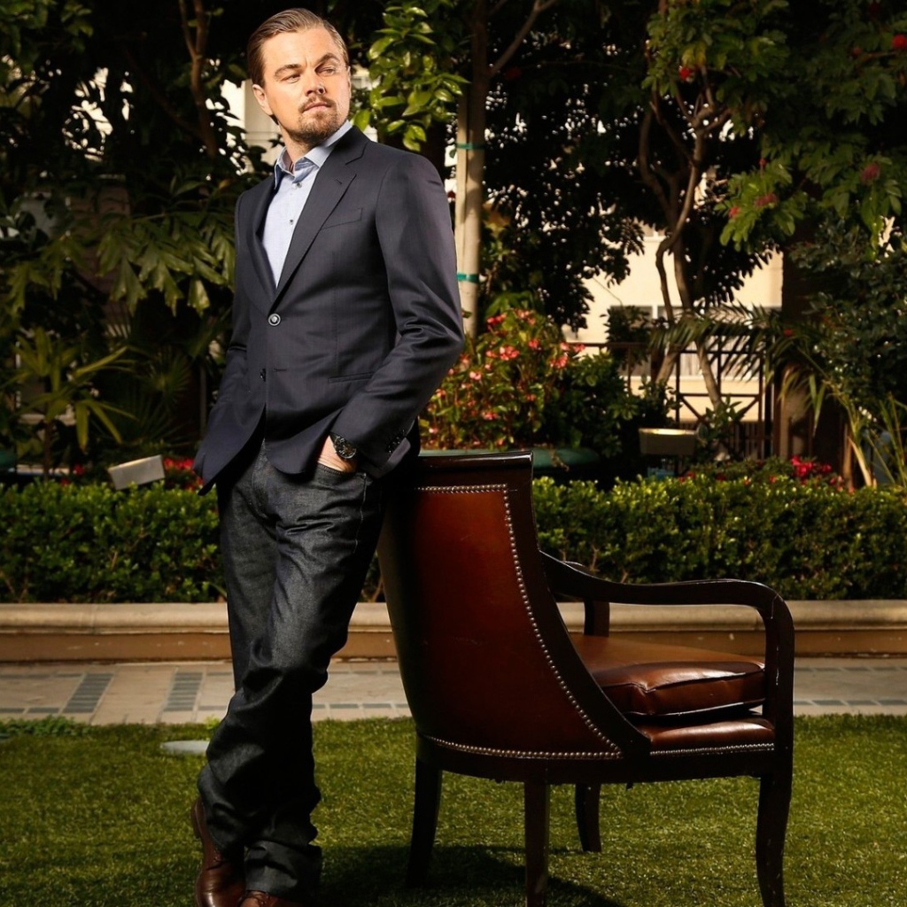 Актер Леонардо Ди Каприо со стулом 