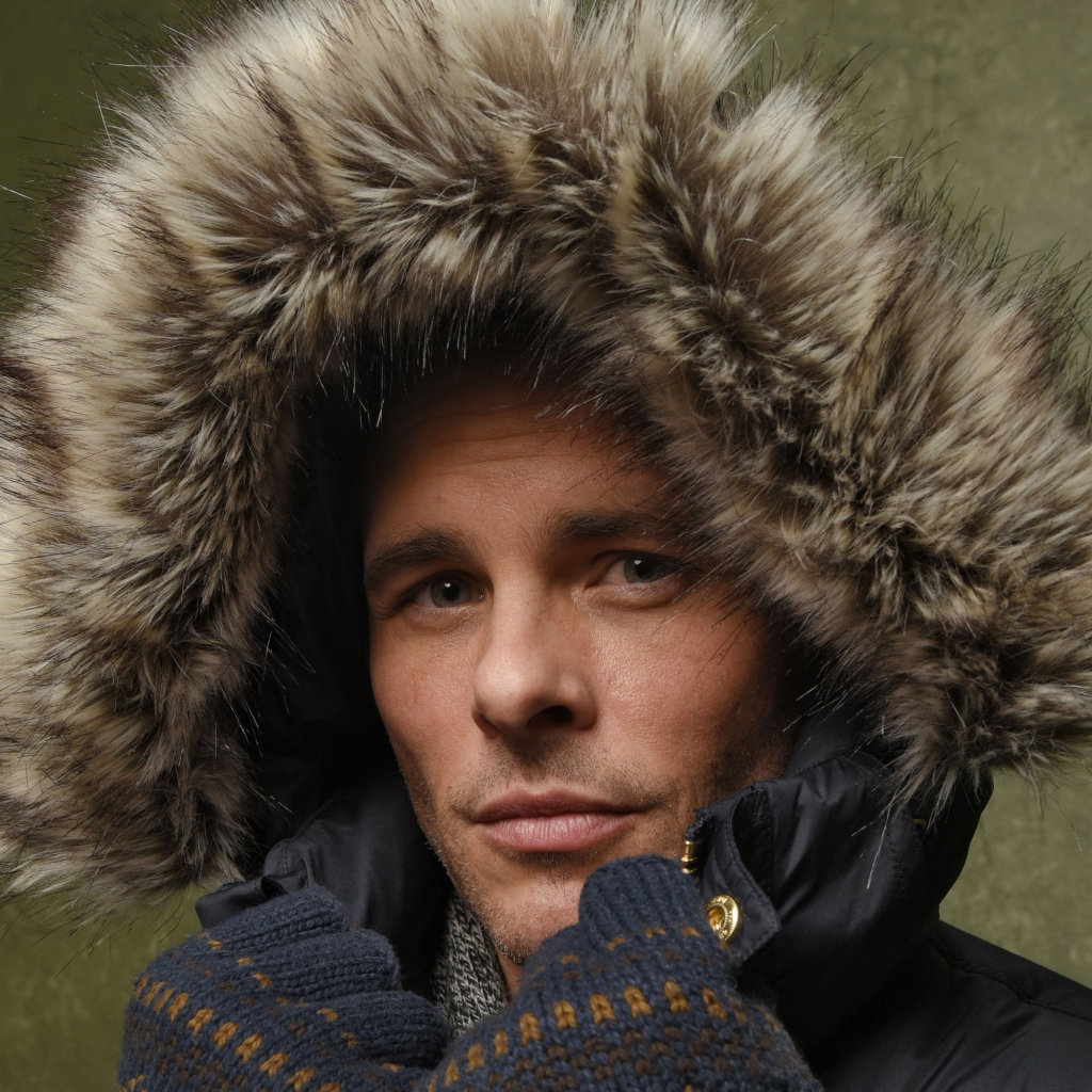 Красивый актер Джеймс Марсден в капюшоне с мехом