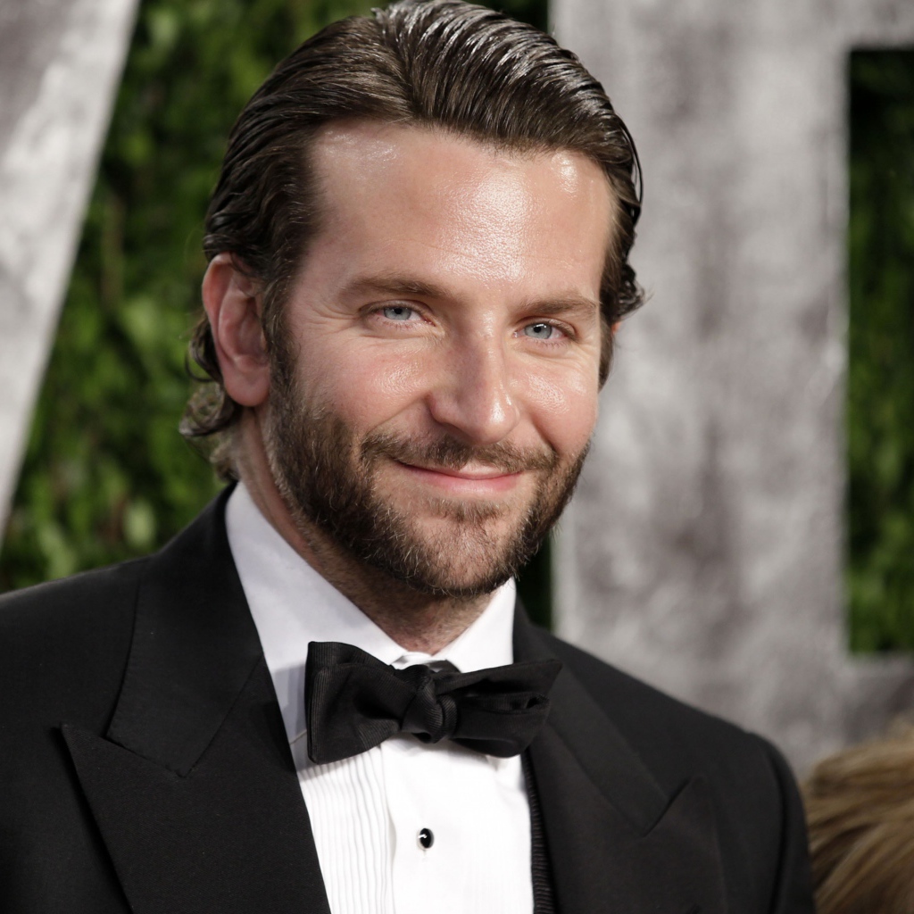 Популярный актер  Бредли Купер в костюме с бабочкой