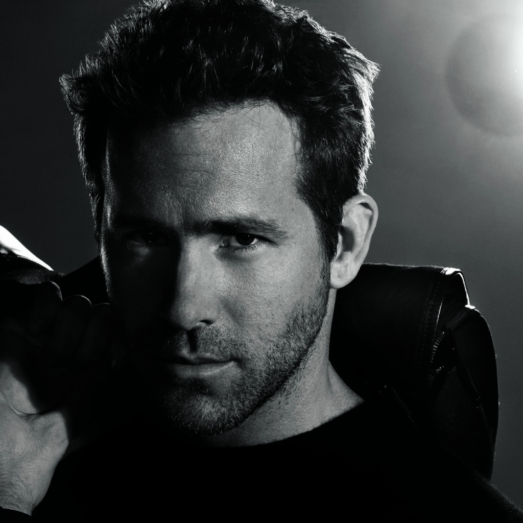 Популярный актер Райан Рейнольдс, черно-белое фото
