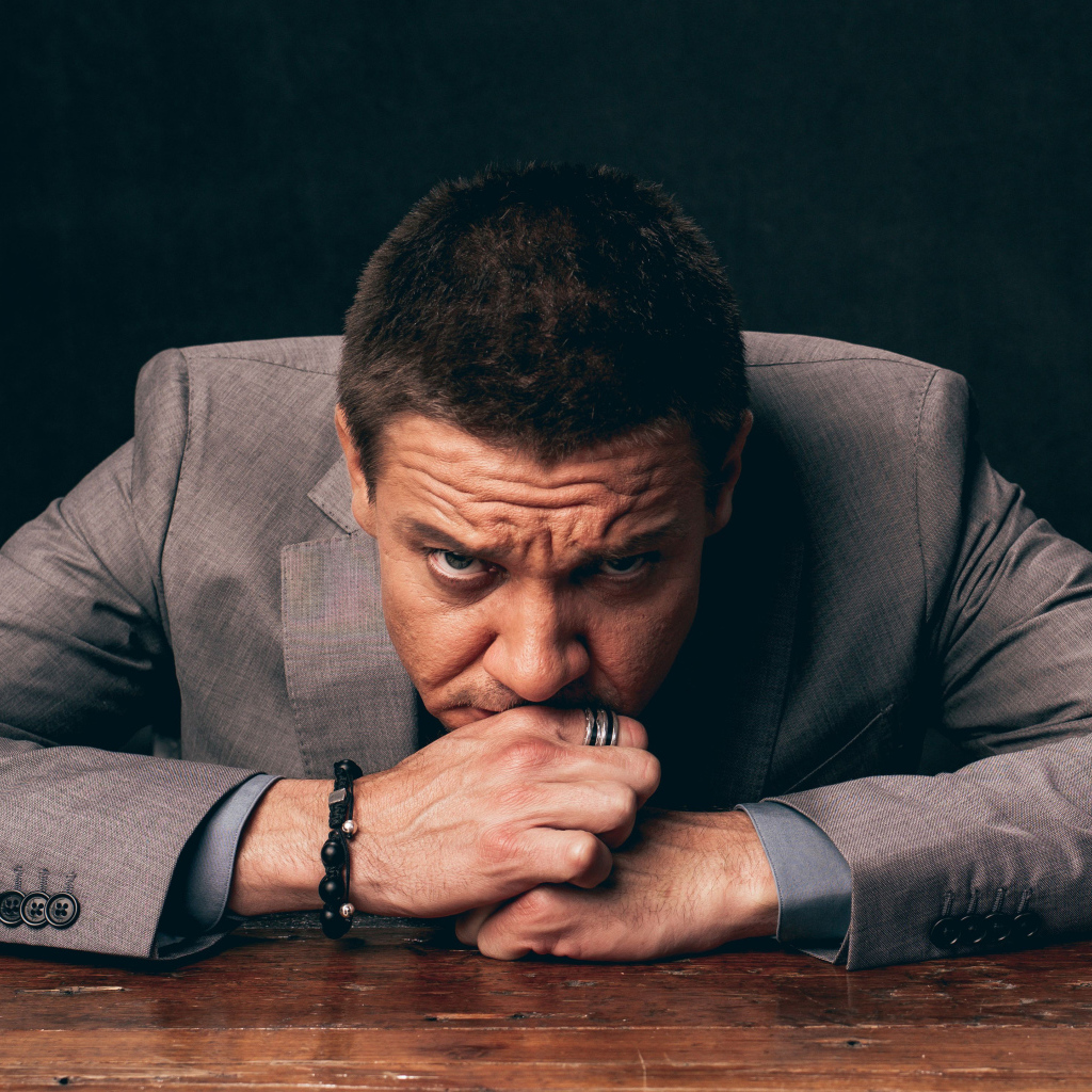 Серьезный актер Джереми Реннер 