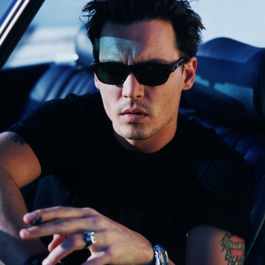 Стильный актер  Джонни Депп в черных очках