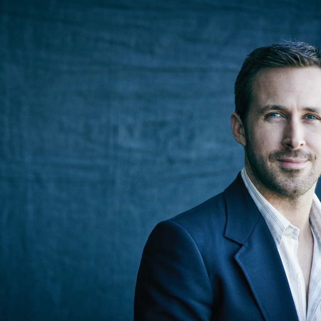 Стильный актер Райан Гослинг в костюме 