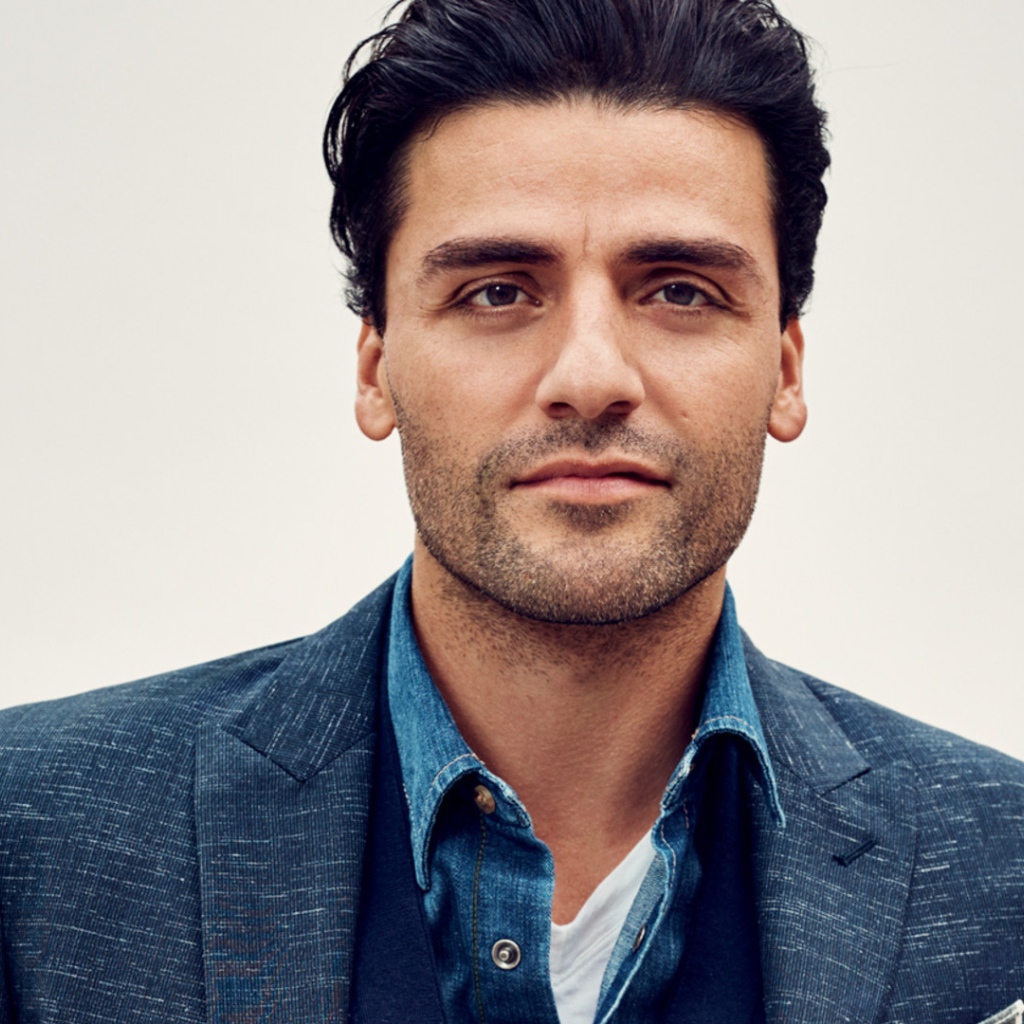 Стильный мужчина актер Оскар Айзек в костюме