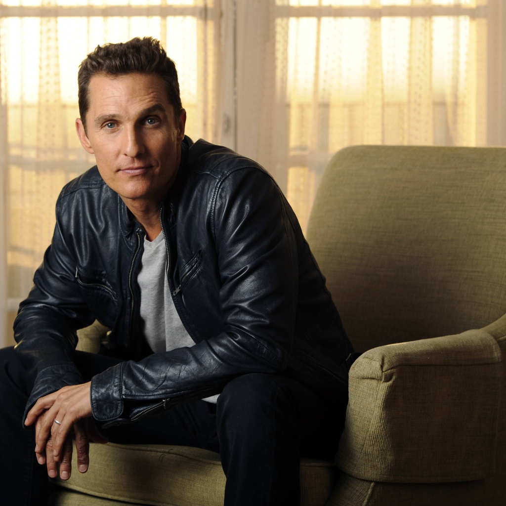 Знаменитый актер Мэттью Макконахи сидит в кресле