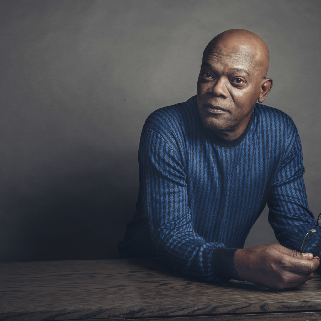 Популярный американский актер Сэмюэл Лерой Джексон с очками в руках