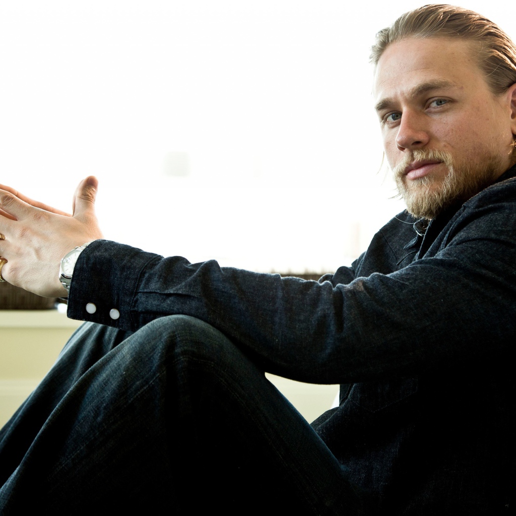 Популярный молодой актер Чарли Ханнэм