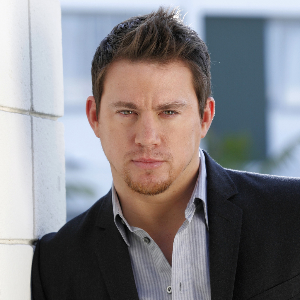 Молодой актер Ченнинг Татум в костюме 