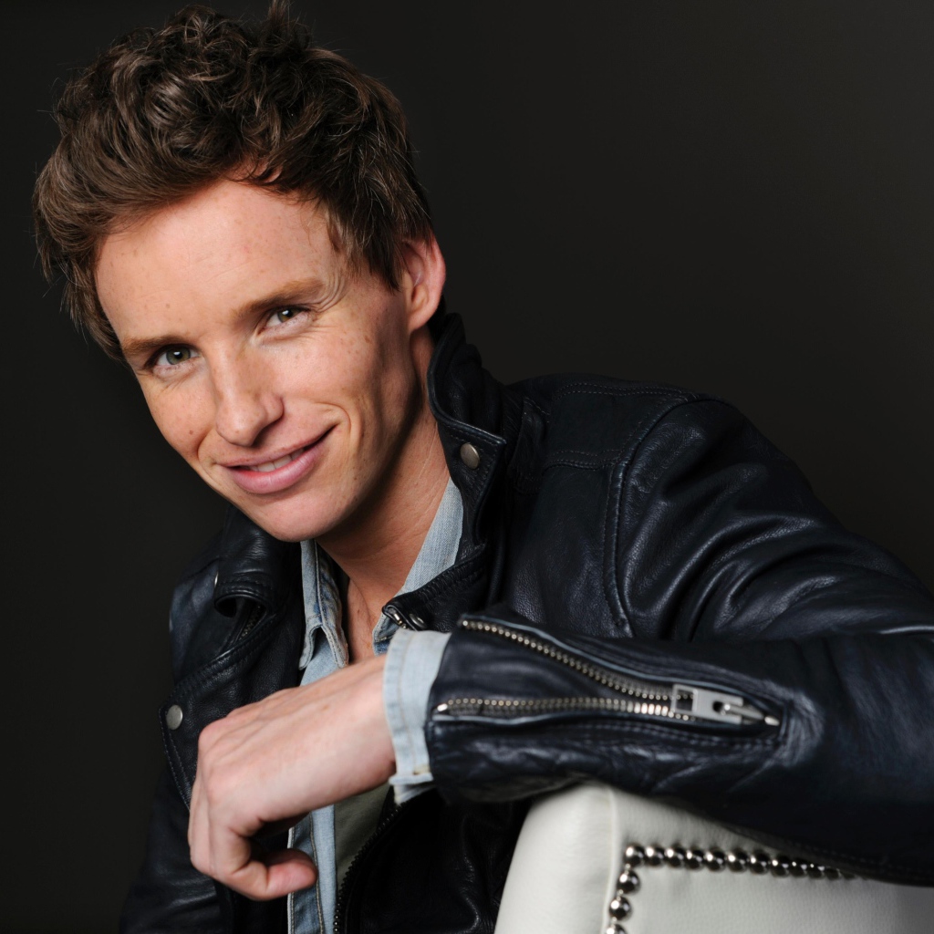 Молодой актер Эдди Редмэйн в черной кожаной куртке