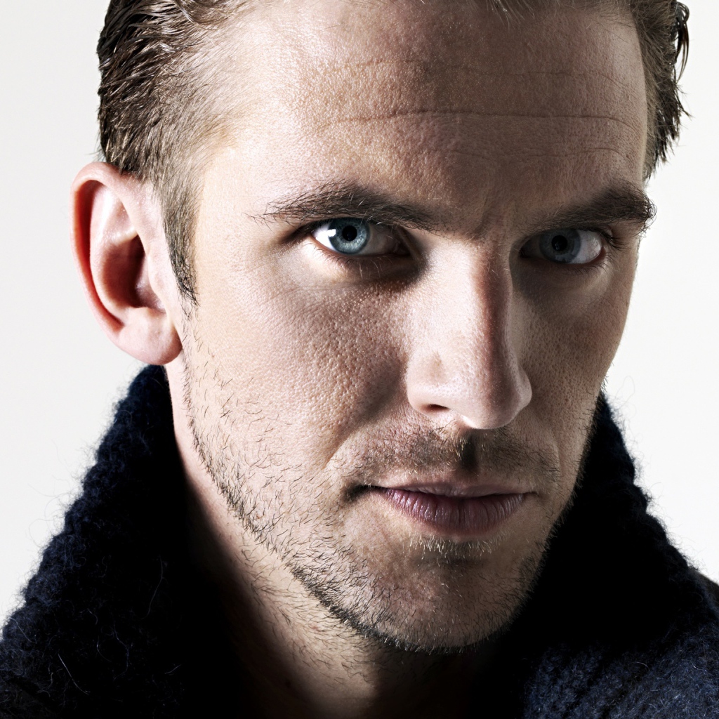 Молодой голубоглазый актер Дэн Стивенс фото на белом фоне