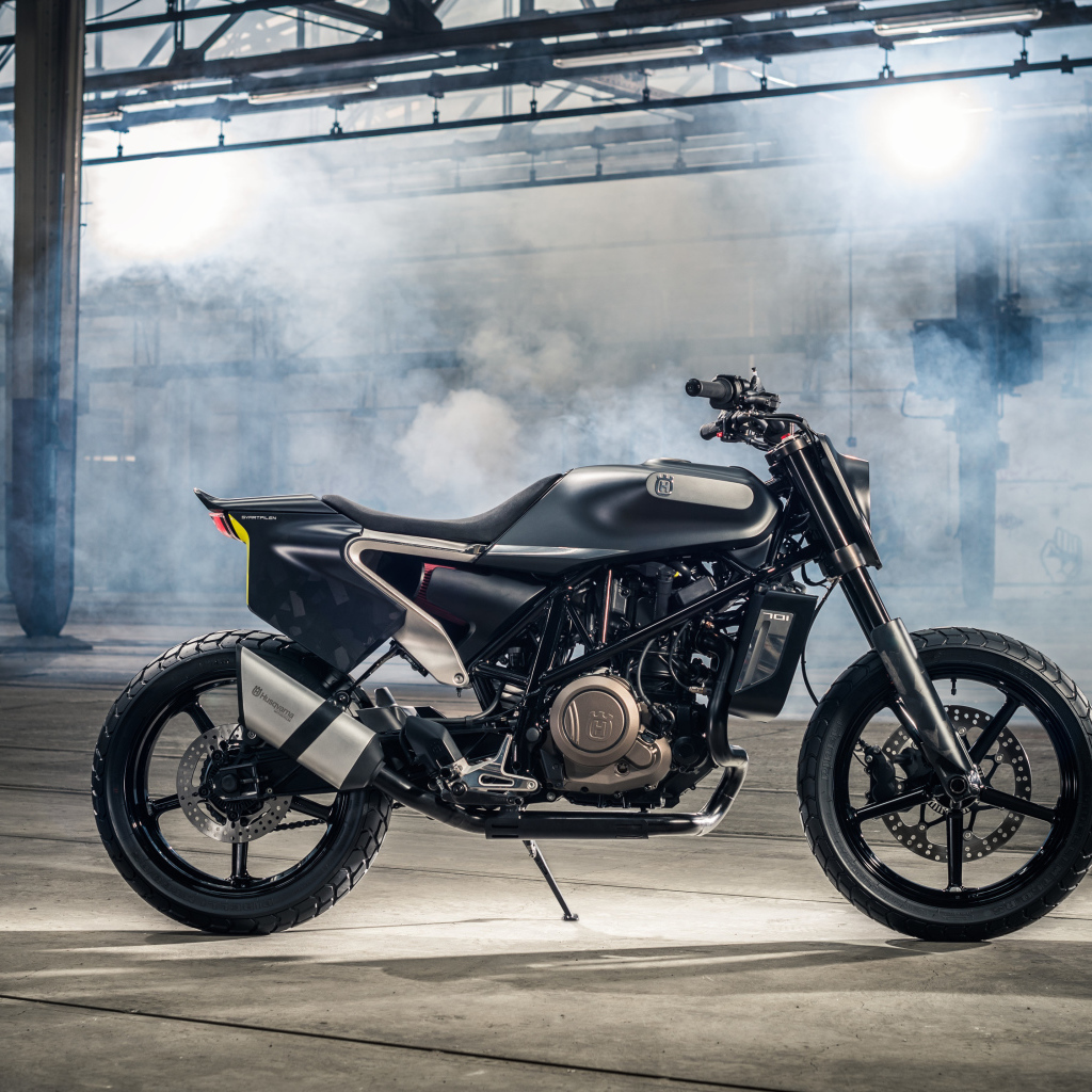 Черный супербайк Husqvarna Svartpilen 701 в дыму