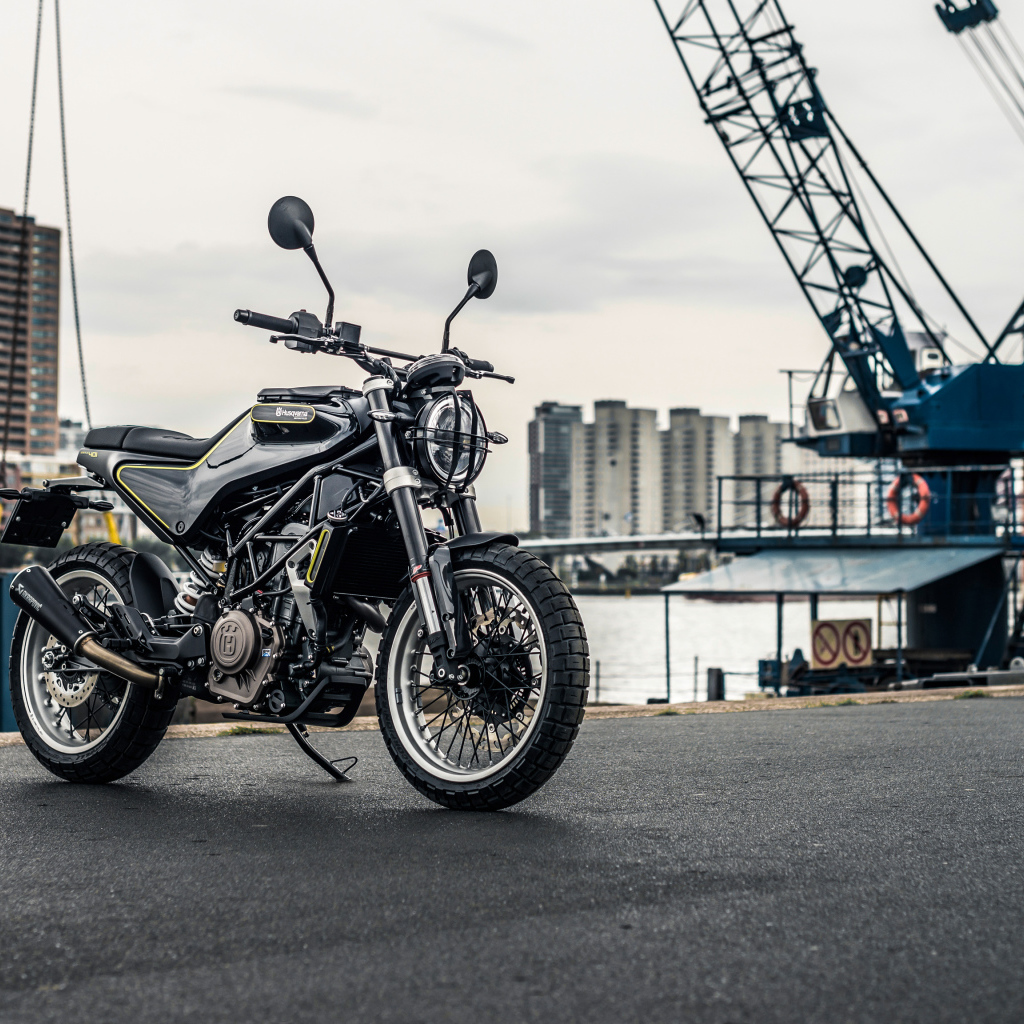 Черный стильный мотоцикл Husqvarna Svartpilen 401, 2018