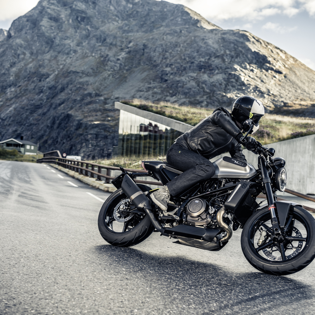 Мотоциклист на трассе на черном мотоцикле  Husqvarna Vitpilen 701, 2018