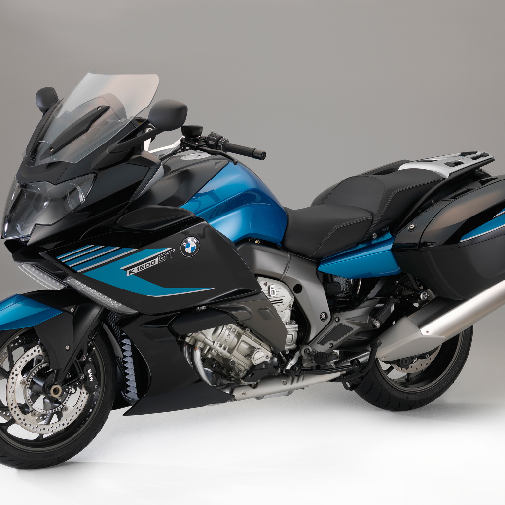 Спортивный мотоцикл BMW K1600GT на сером фоне