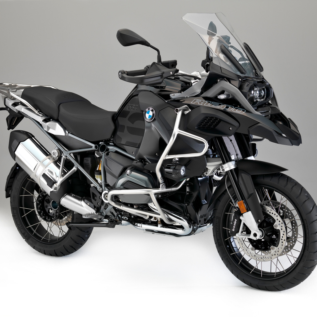 Черный мотоцикл BMW R1200GS на сером фоне