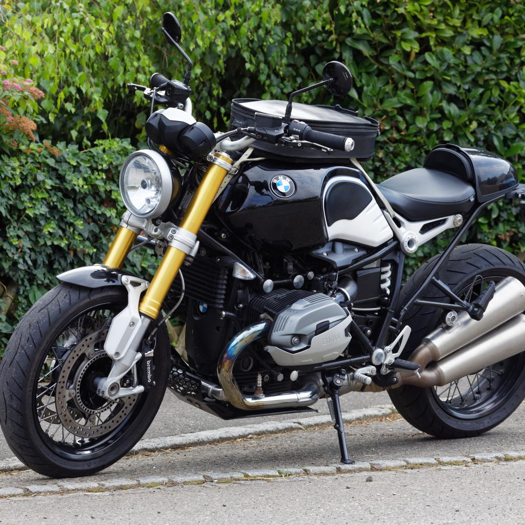 Черный мотоцикл BMW R nineT