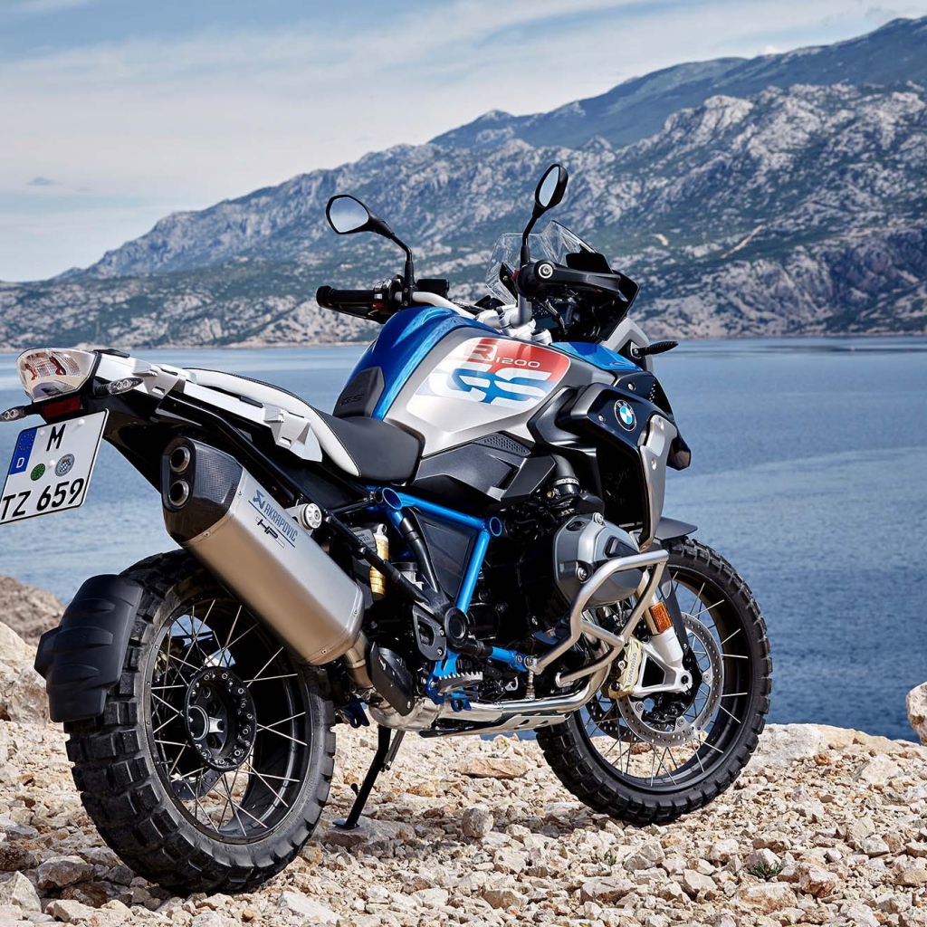 Мотоцикл  BMW R1200GS Rallye на фоне гор 