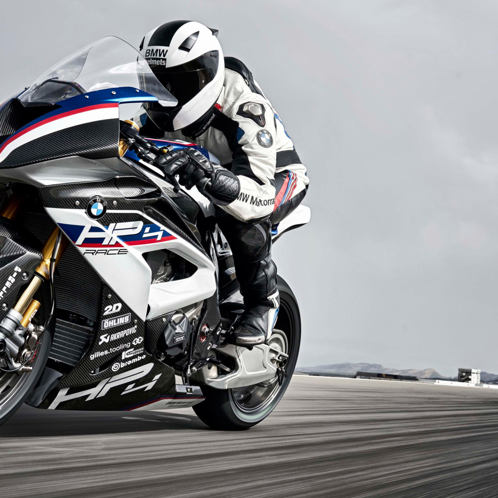 Мотоциклист на быстром мотоцикле BMW HP4 Race