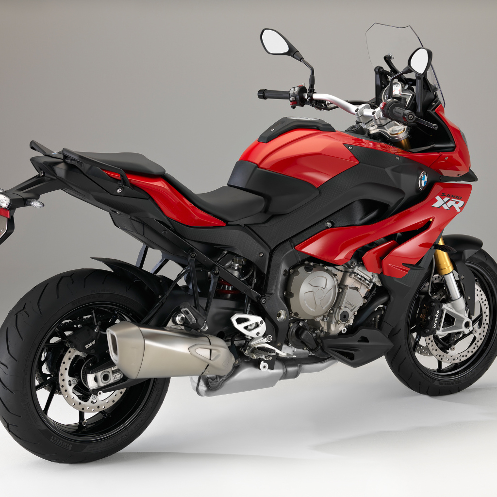 Красный мотоцикл BMW  S 1000 XR на сером фоне