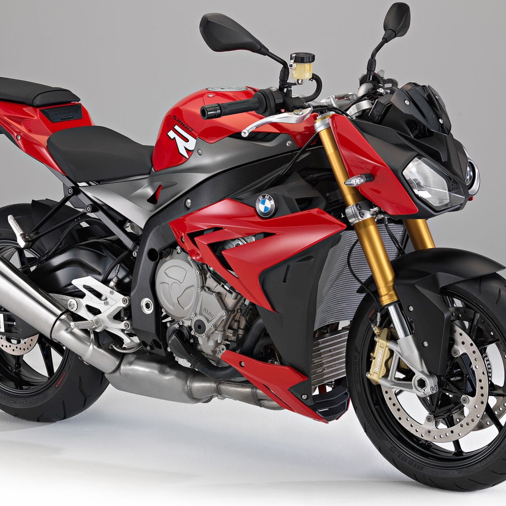 Стильный красный мотоцикл BMW S1000R  на сером фоне