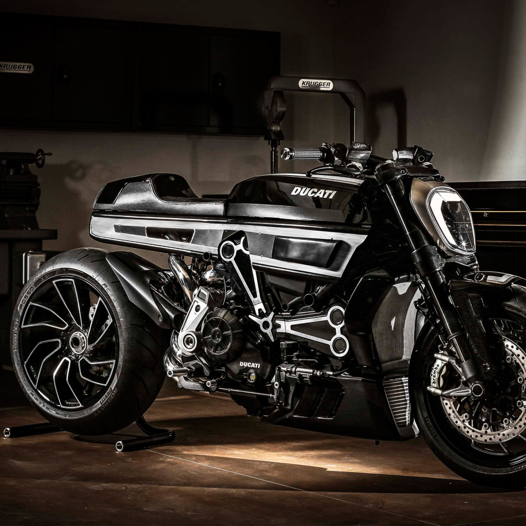 Большой черный мотоцикл  Ducati