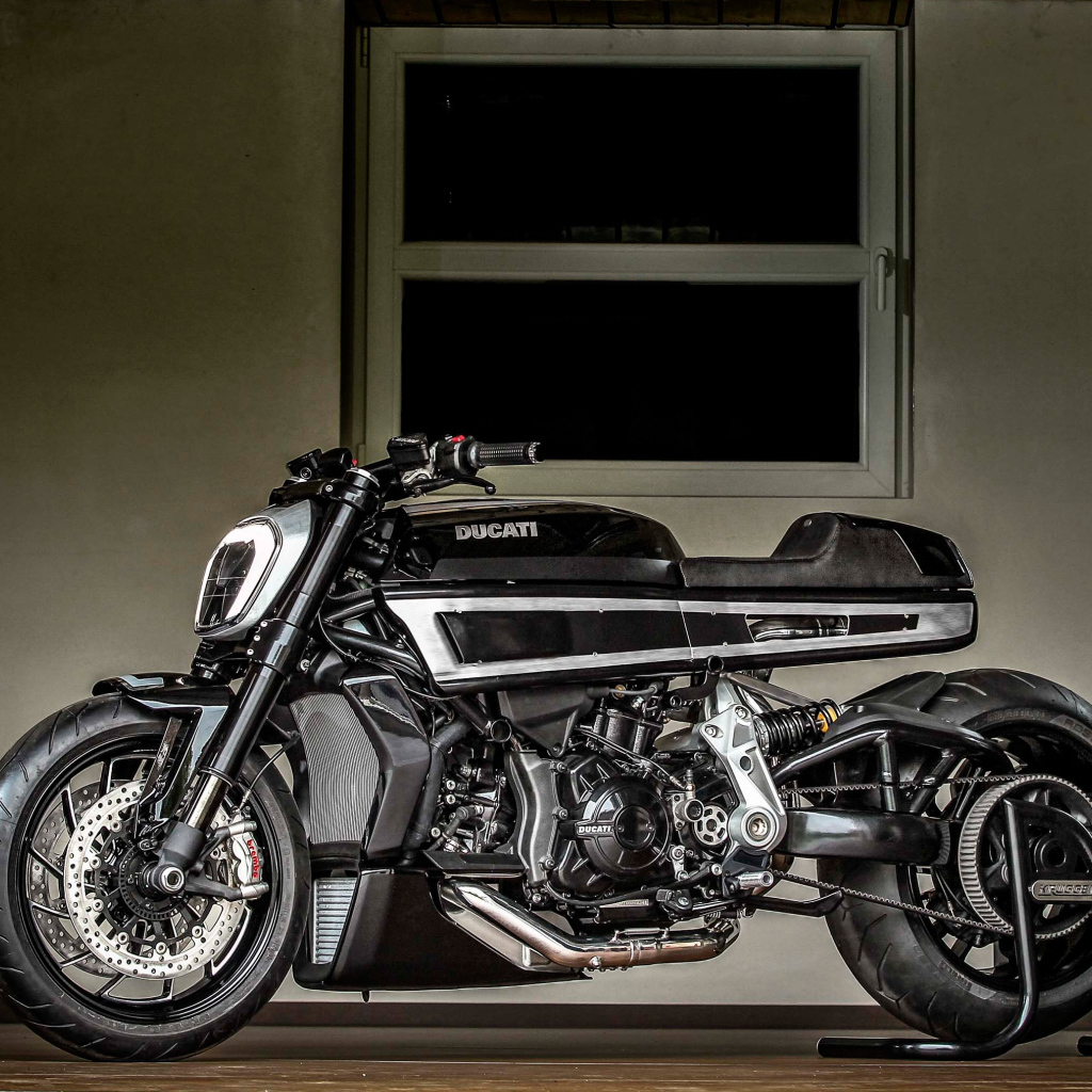 Большой черный мотоцикл Ducati XDiavel