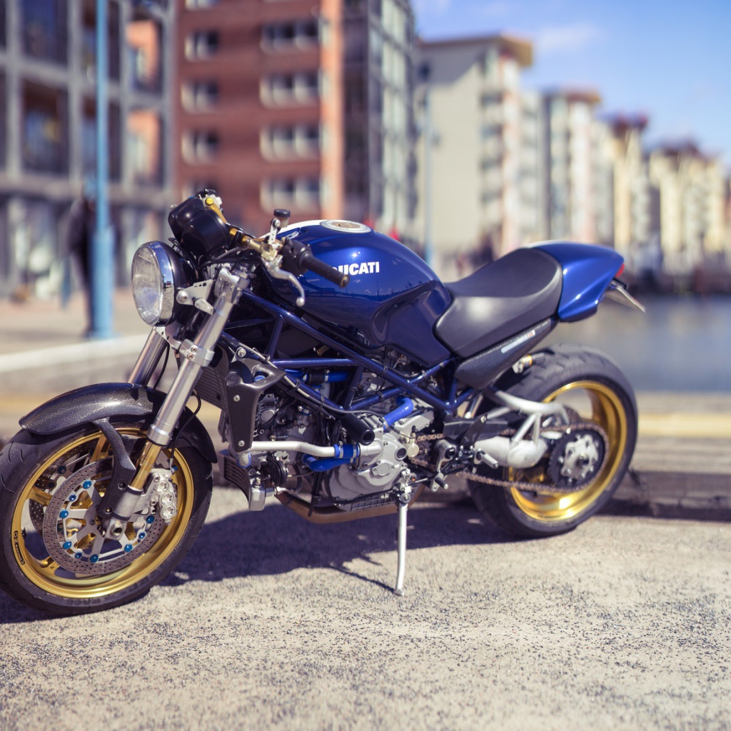 Синий мотоцикл Ducati в городе