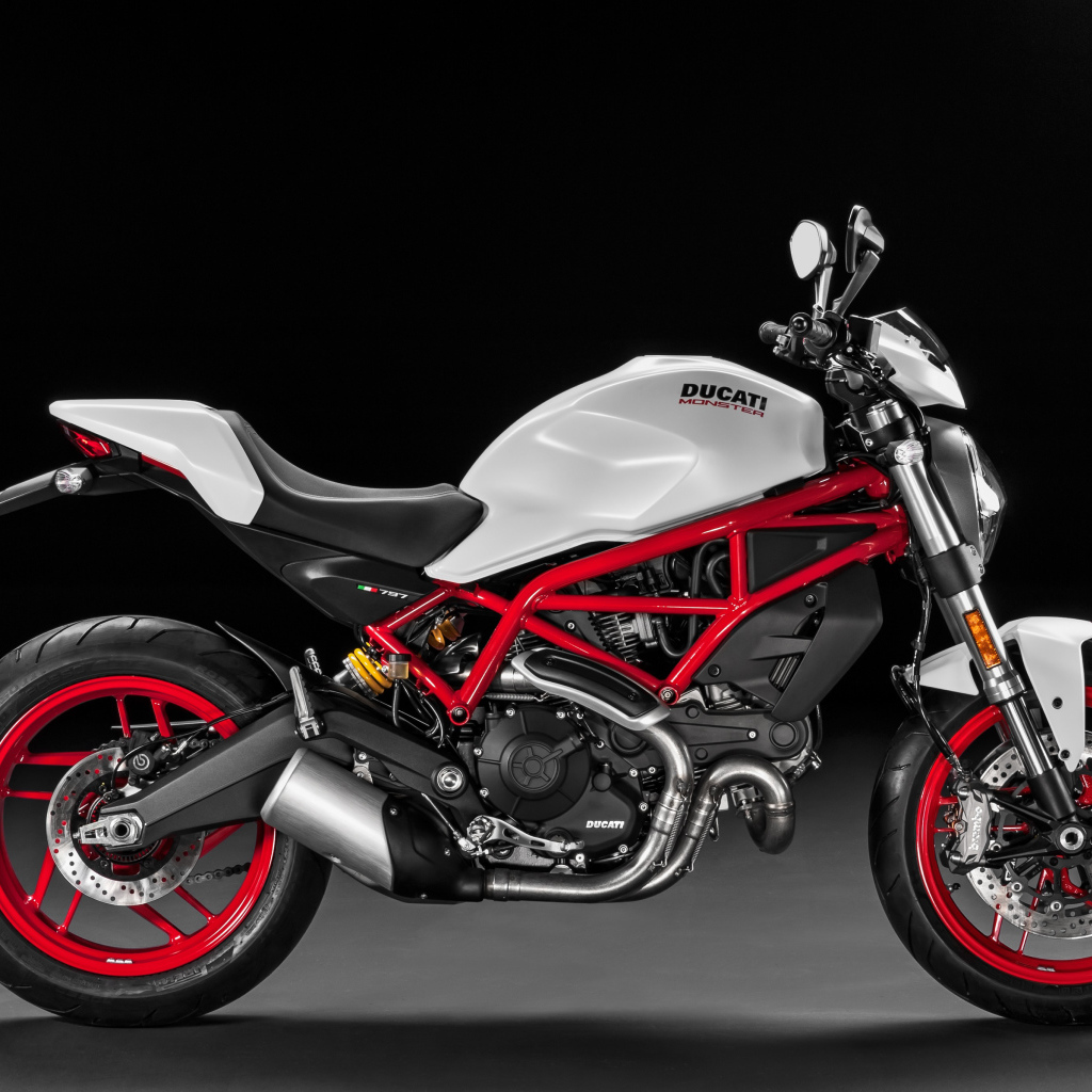 Мотоцикл Ducati Monster 797 на черном фоне