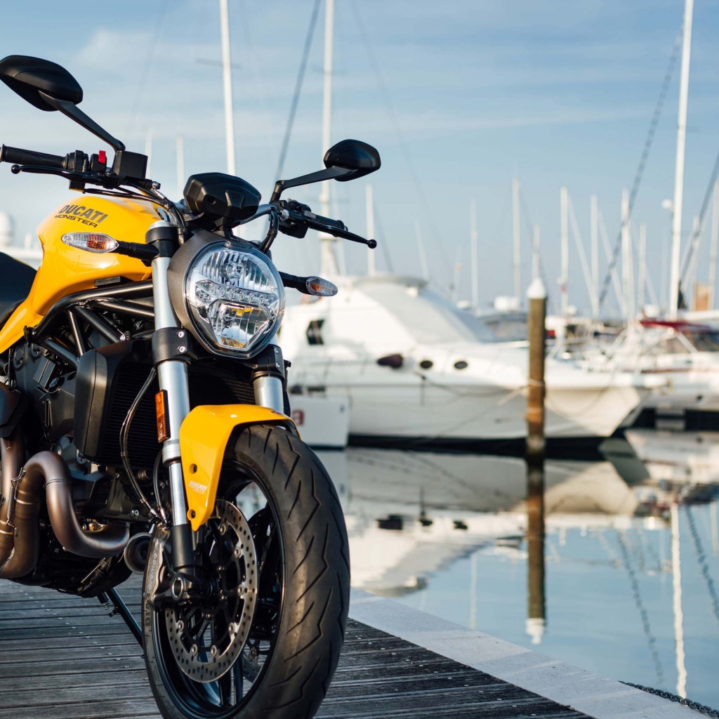 Мотоцикл Ducati Monster 821, 2018 на причале