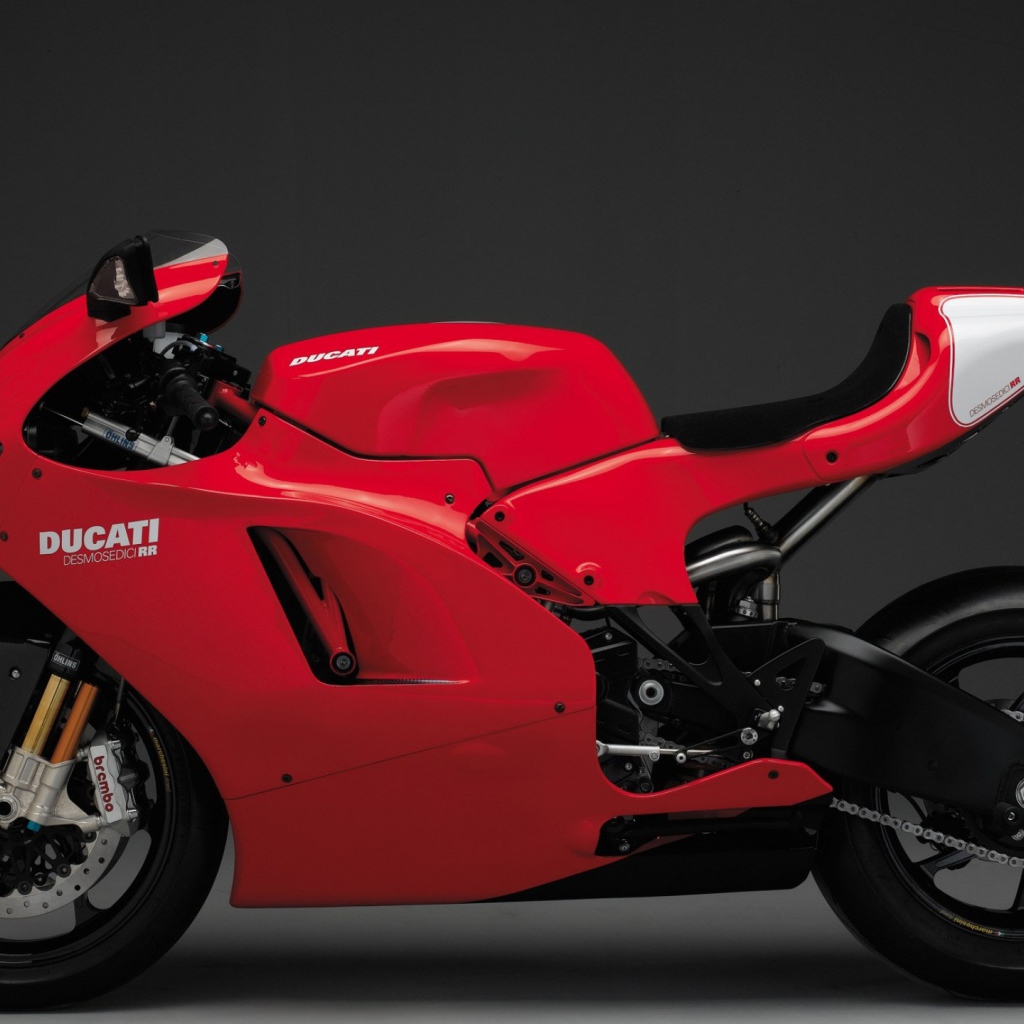 Красный мотоцикл Ducati Desmosedici RR на сером фоне