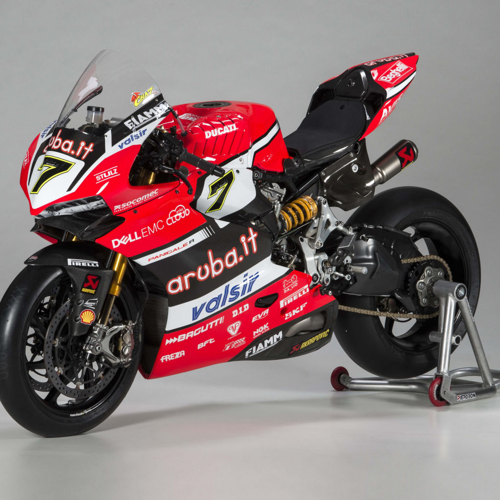Красный мотоцикл Ducati Panigale R Superbike, 2017 на сером фоне