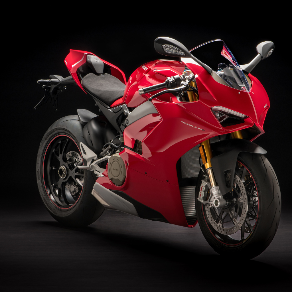 Красный мотоцикл Ducati Panigale V4 S, 2018 вид спереди