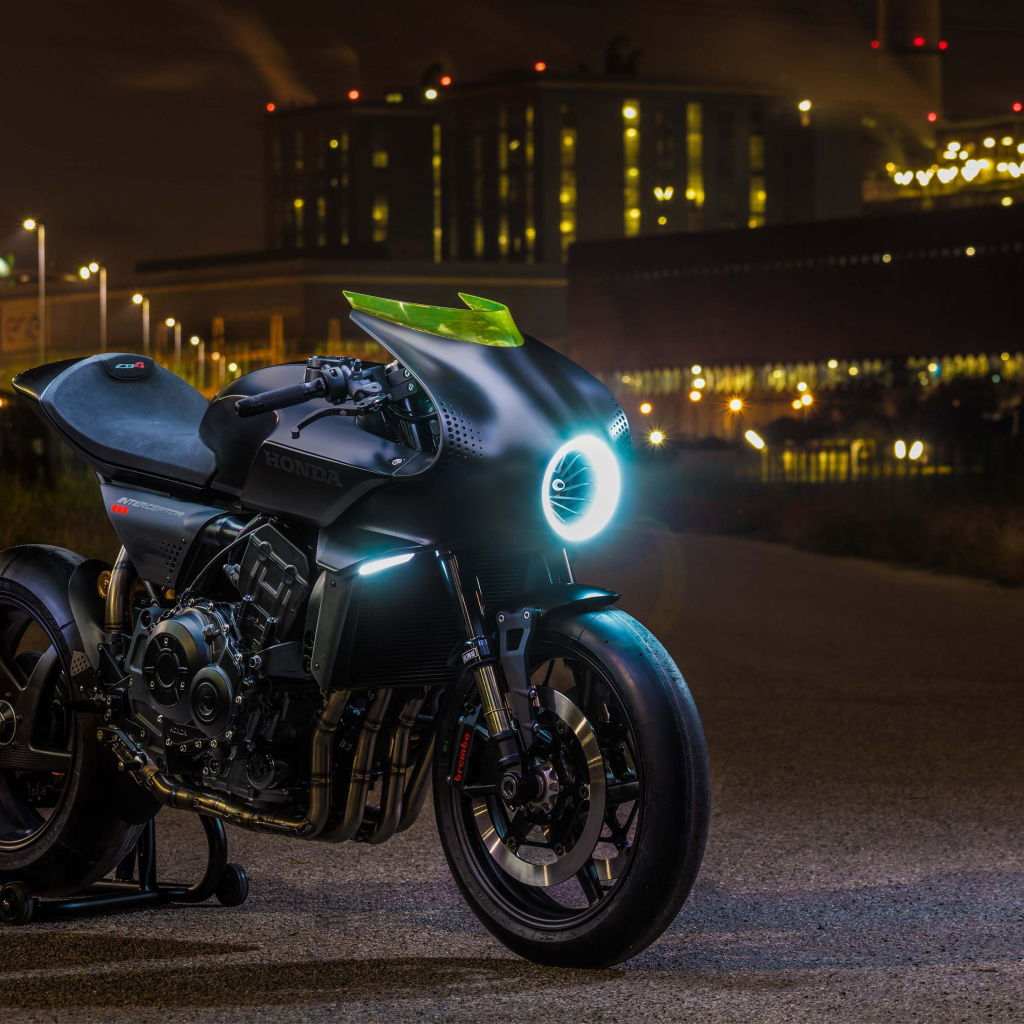 Черный мотоцикл Honda CB4 Interceptor с включенной фарой