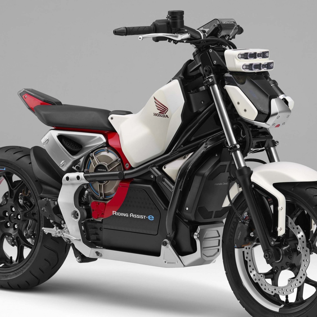 Быстрый мотоцикл  Honda Riding Assist-e Concept на сером фоне