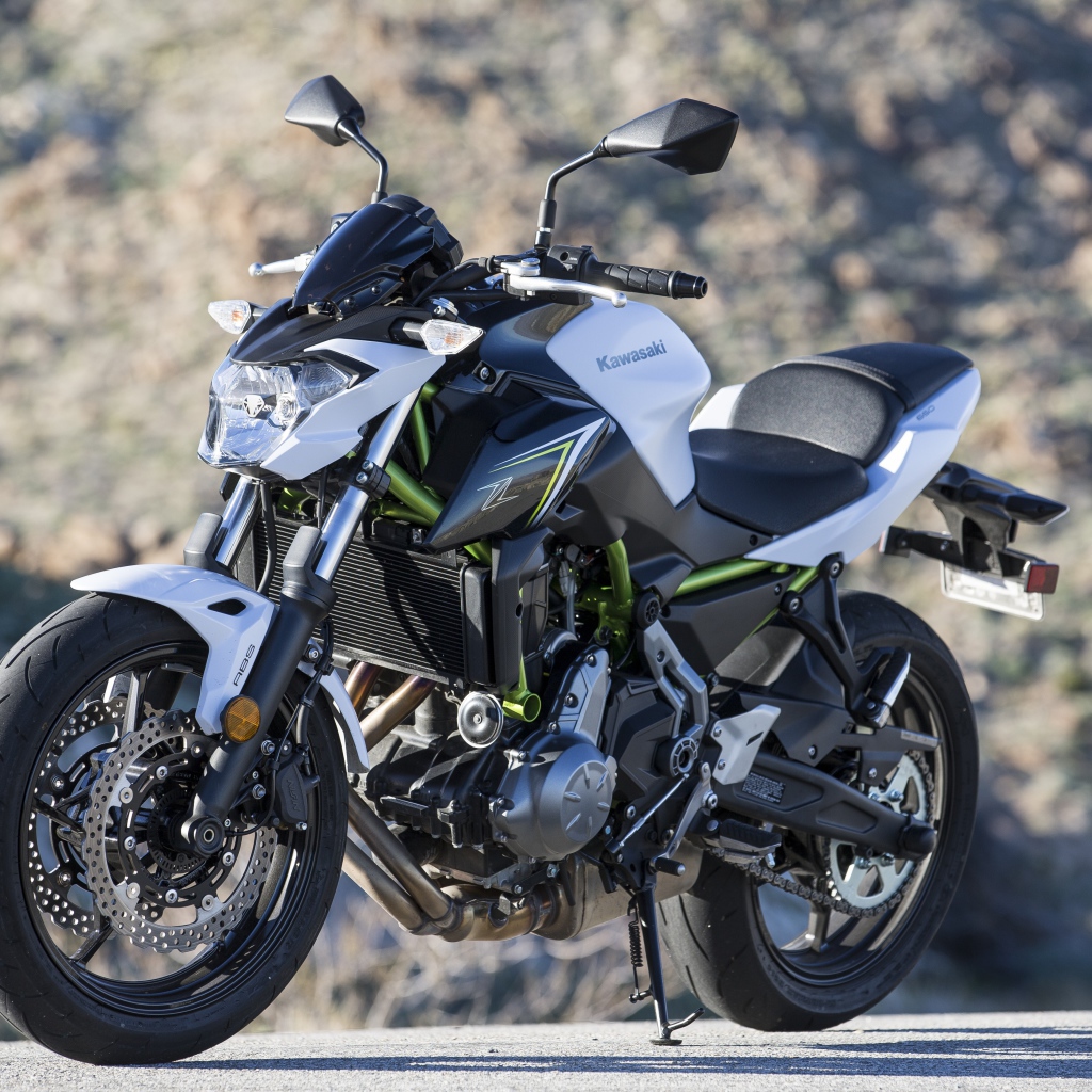 Серый мотоцикл Kawasaki Z650