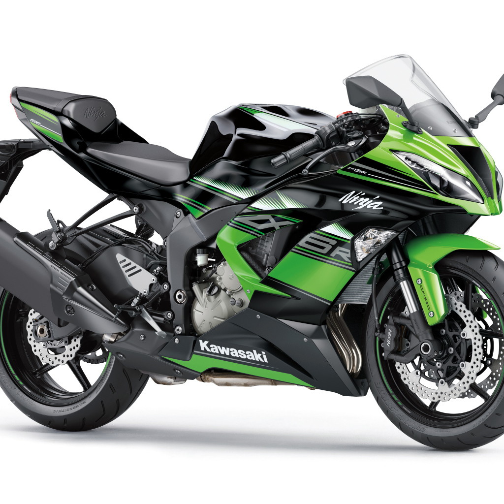 Мотоцикл Kawasaki Ninja ZX-6R на белом фоне