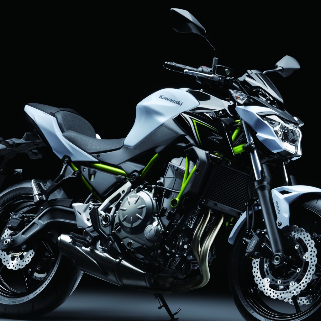 Мотоцикл Kawasaki Z650, 2017 на черном фоне