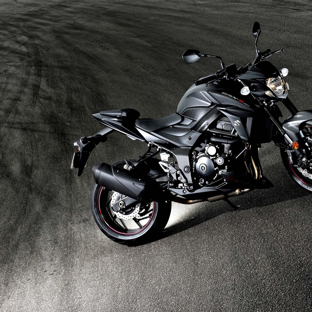 Красивый мотоцикл Suzuki GSX-S750, 2018 на асфальте