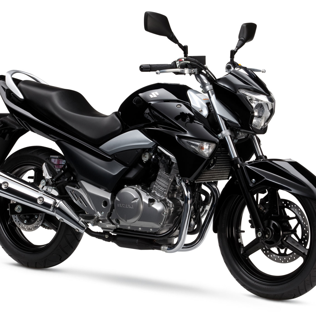 Черный мотоцикл Suzuki GW250 Inazuma на белом фоне 