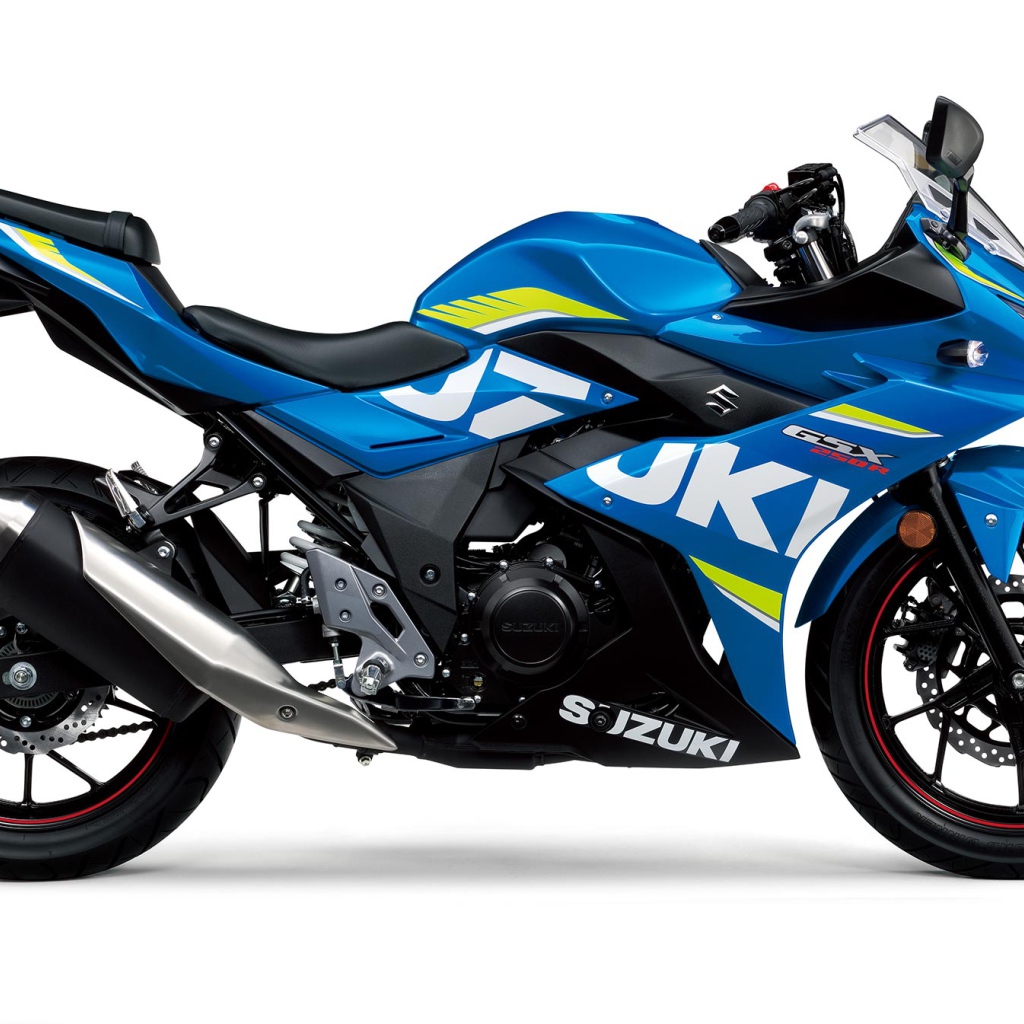 Синий мотоцикл Suzuki GSX250R на белом фоне 