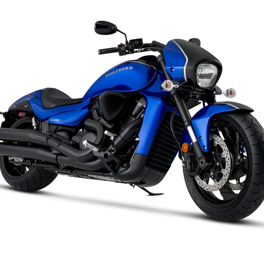 Синий мотоцикл Suzuki Boulevard M109R BOSS на белом фоне 