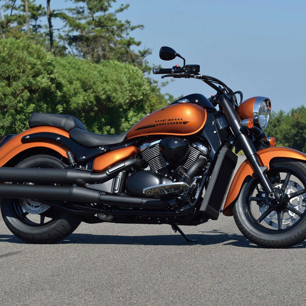 Мотоцикл Suzuki Boulevard C90 BOSS   на дороге 