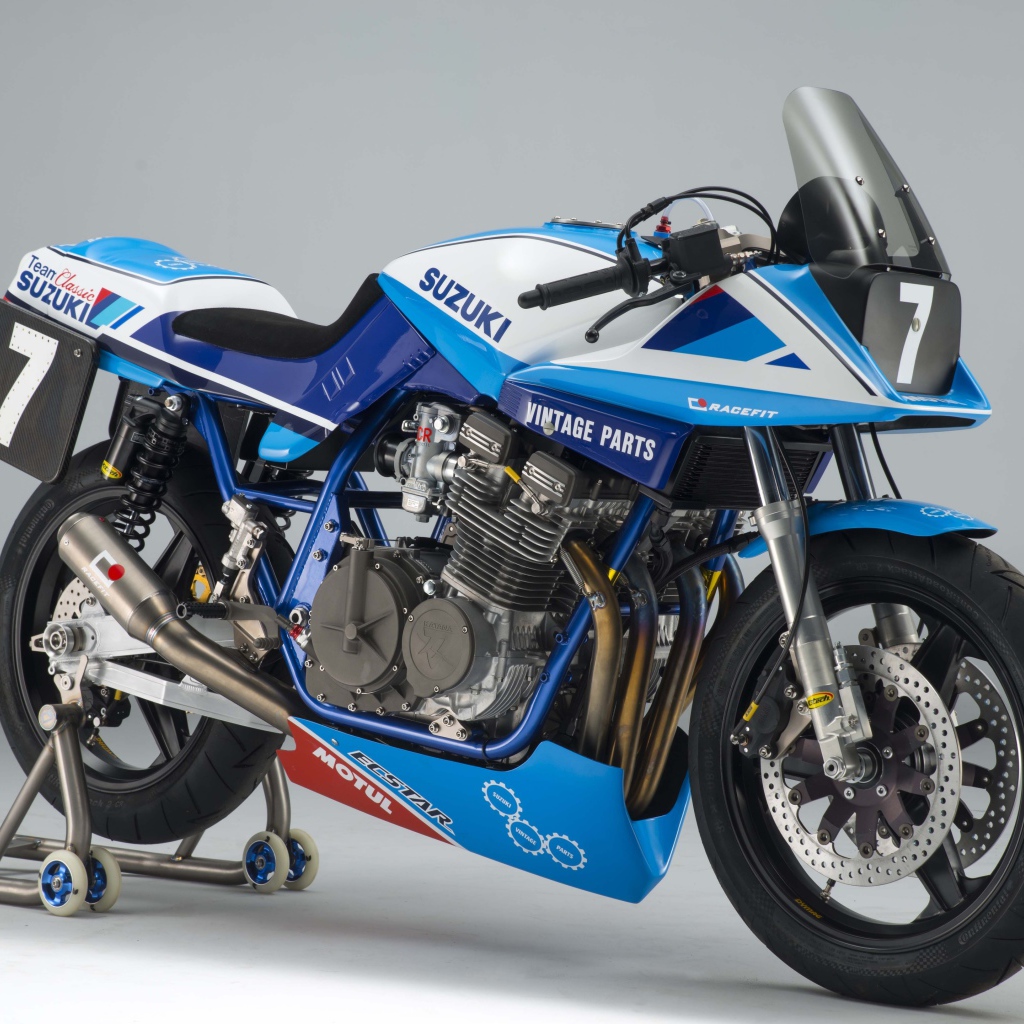 Мотоцикл Suzuki GSX1100SD синего цвета 