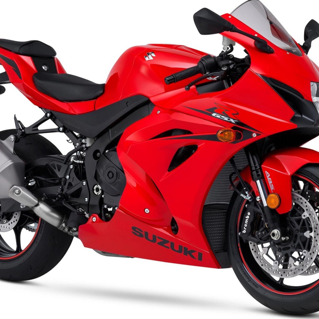 Красный мотоцикл Suzuki GSX-R1000 на белом фоне