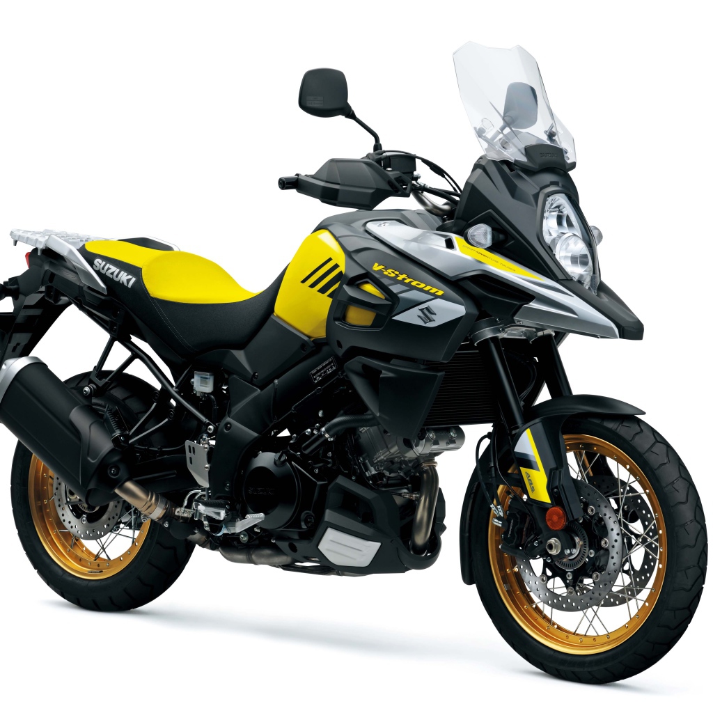 Быстрый мотоцикл Suzuki V-Strom 1000, 2018 на белом фоне