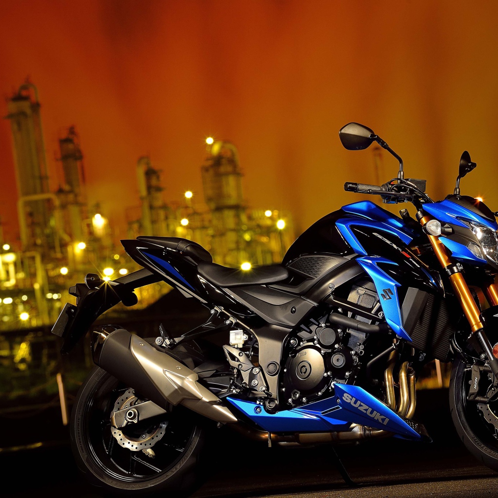 Стильный мотоцикл Suzuki GSX-S750, 2018 на фоне города