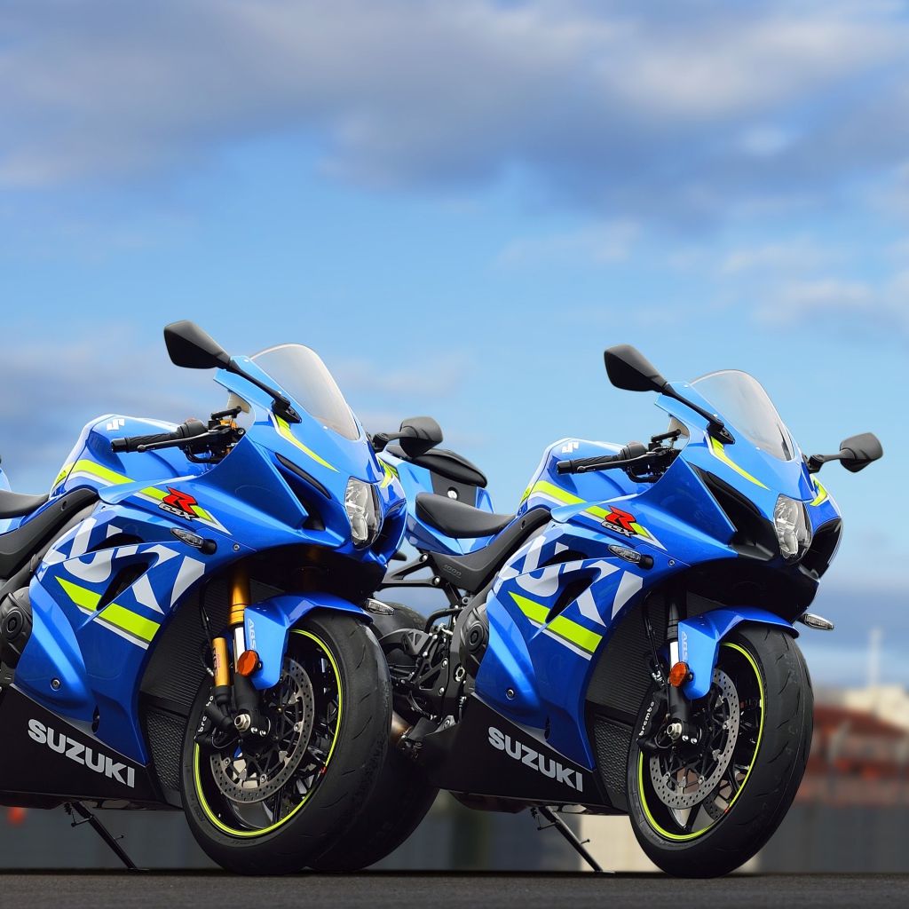 Два синих гоночных мотацикла  Suzuki GSX-R1000, 2017
