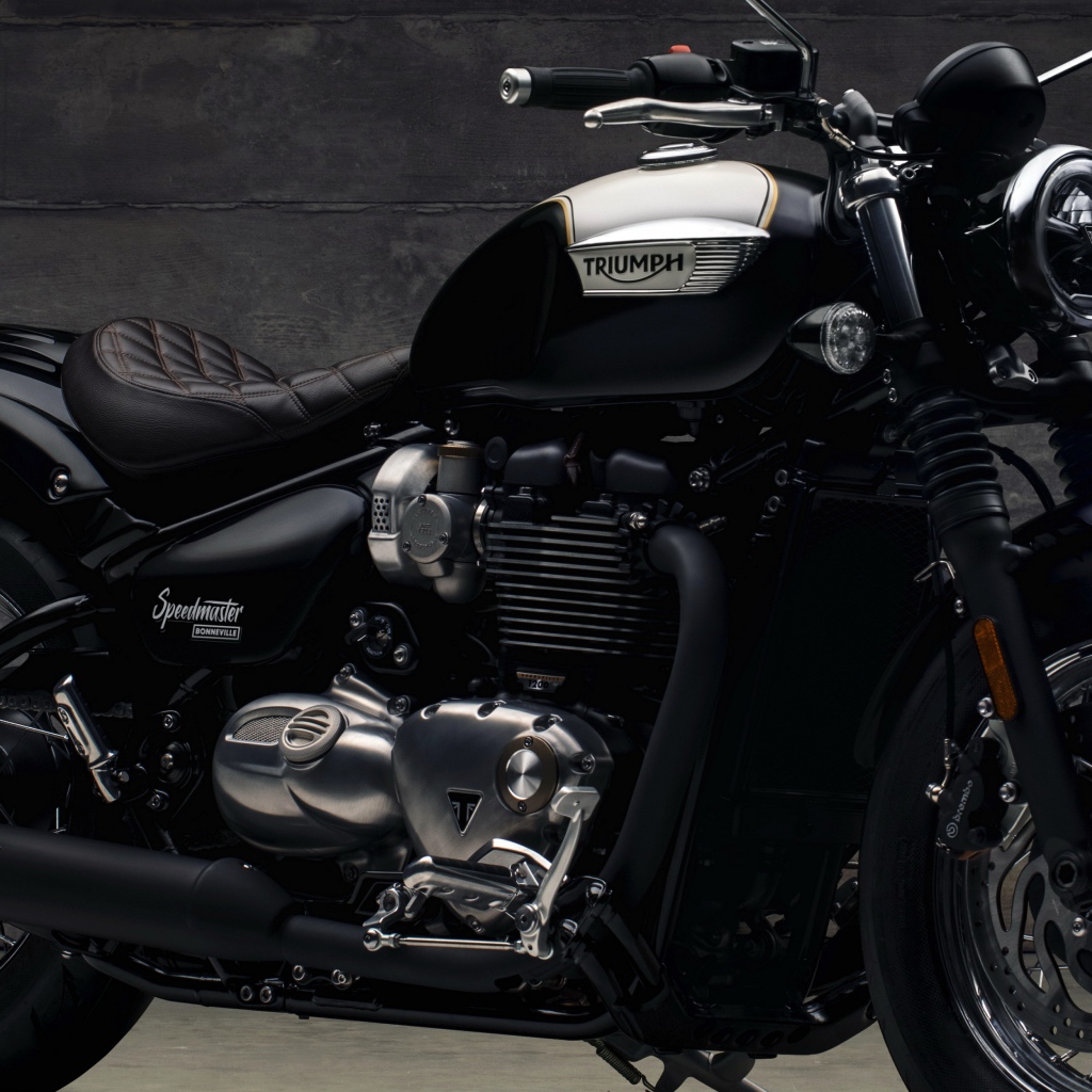 Большой черный мотоцикл Triumph Bonneville Speedmaster, 2018
