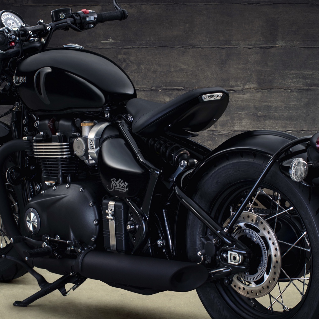 Черный мотоцикл Triumph Bonneville Bobber, 2018 вид сзади