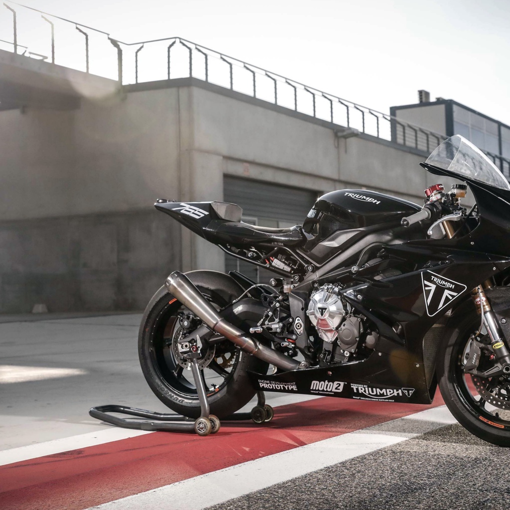 Черный блестящий мотоцикл Triumph Daytona 765, 2019